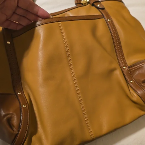 Coach Saddle & Tan Leather Bag with Gold Accents - Picture 4 of 9
